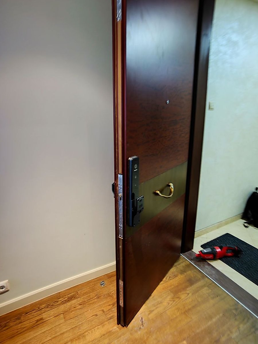 Cerradura instalada en puerta de madera
