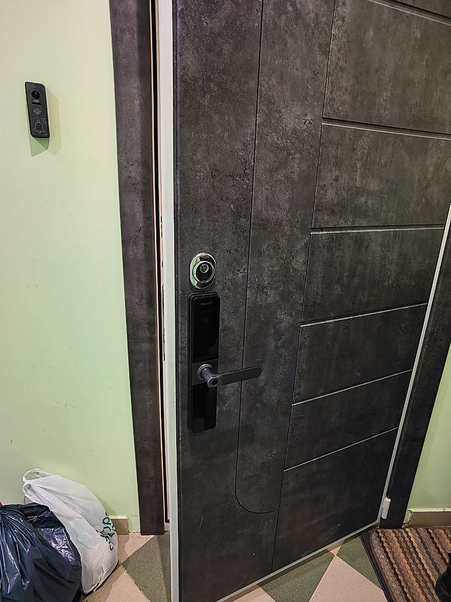 Cerradura con mirilla en puerta de departamento