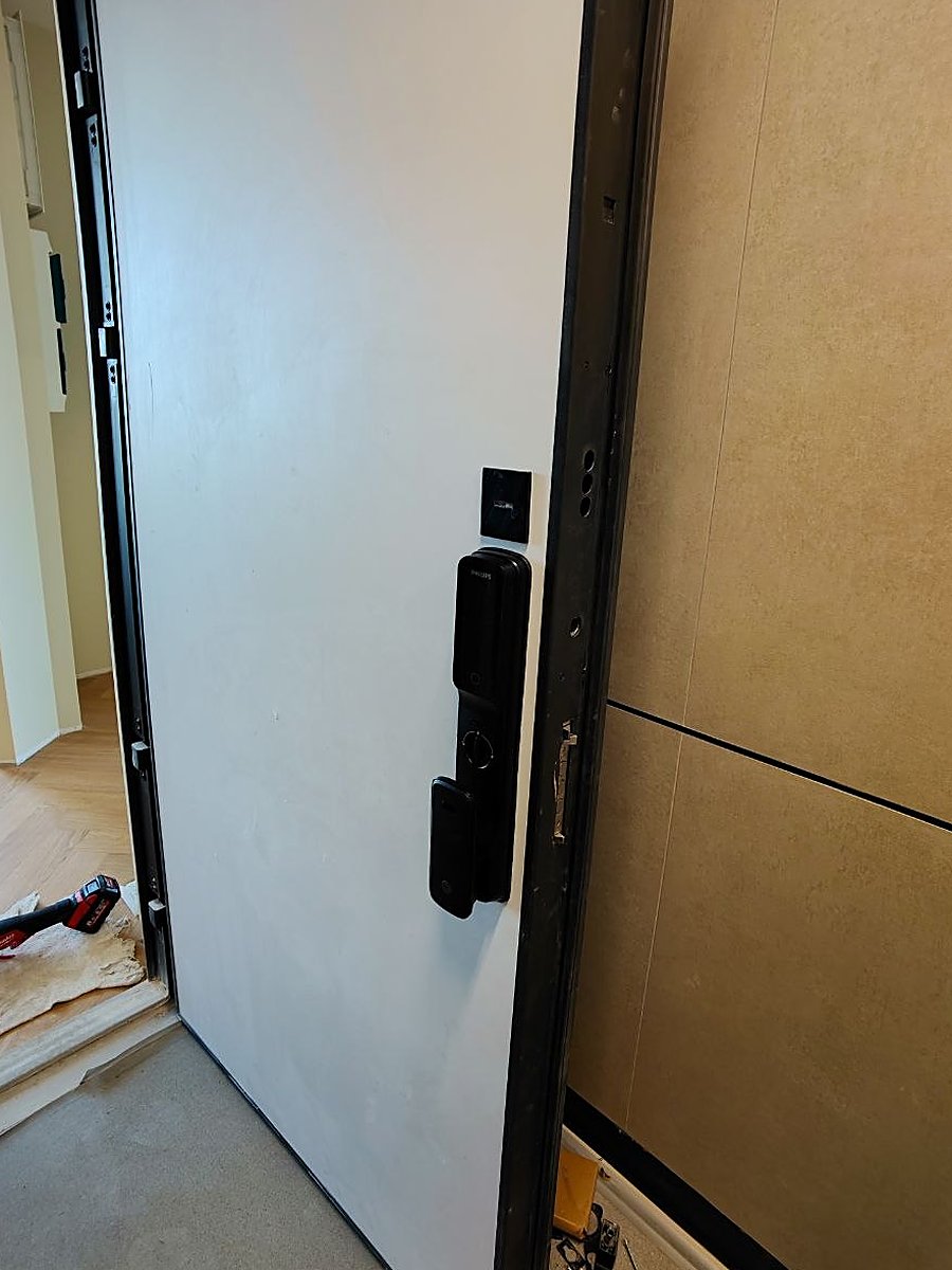 Cerradura inteligente en puerta de seguridad
