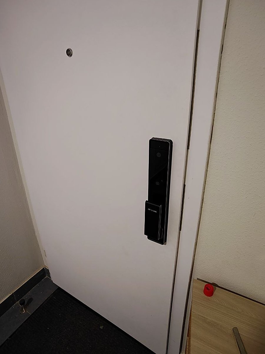Cerradura inteligente en puerta blanca