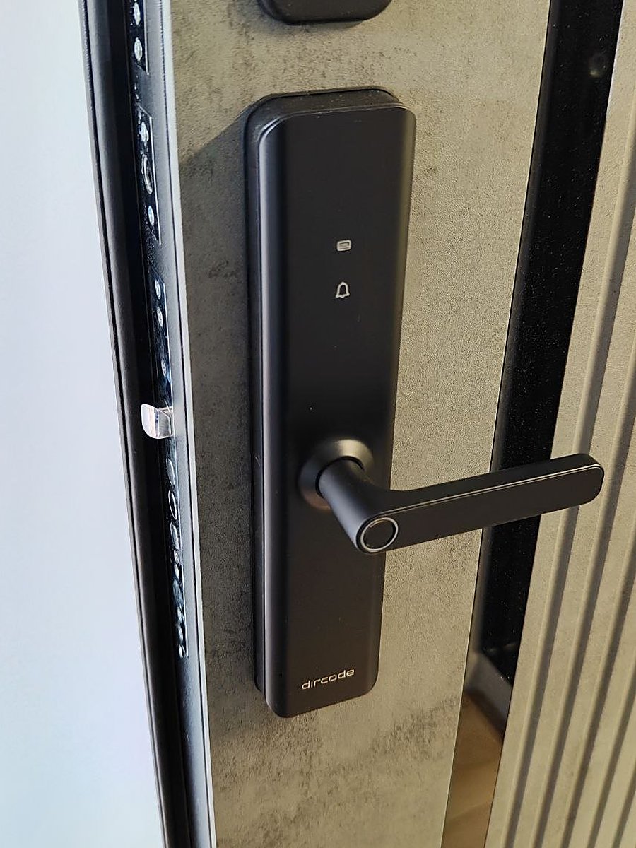 Cerradura con manija instalada