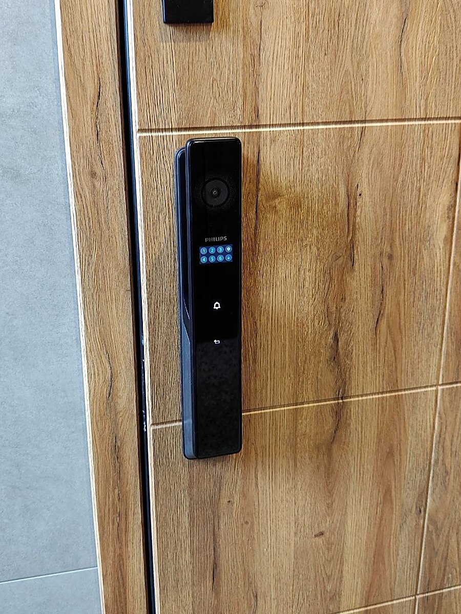 Cerradura con teclado en puerta de madera