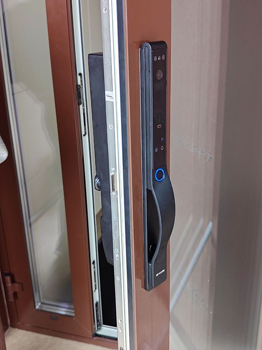 Cerradura inteligente en puerta de vidrio