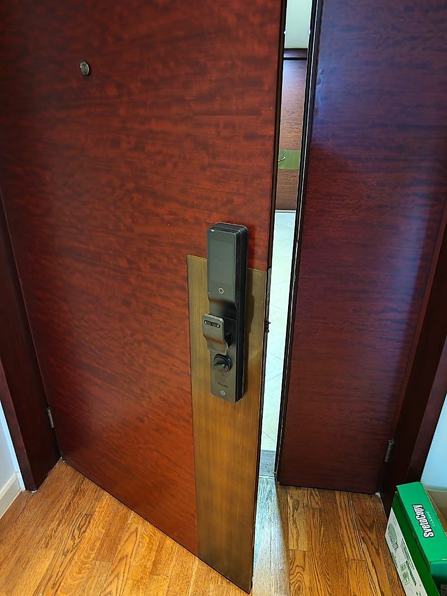 Puerta con cerradura inteligente