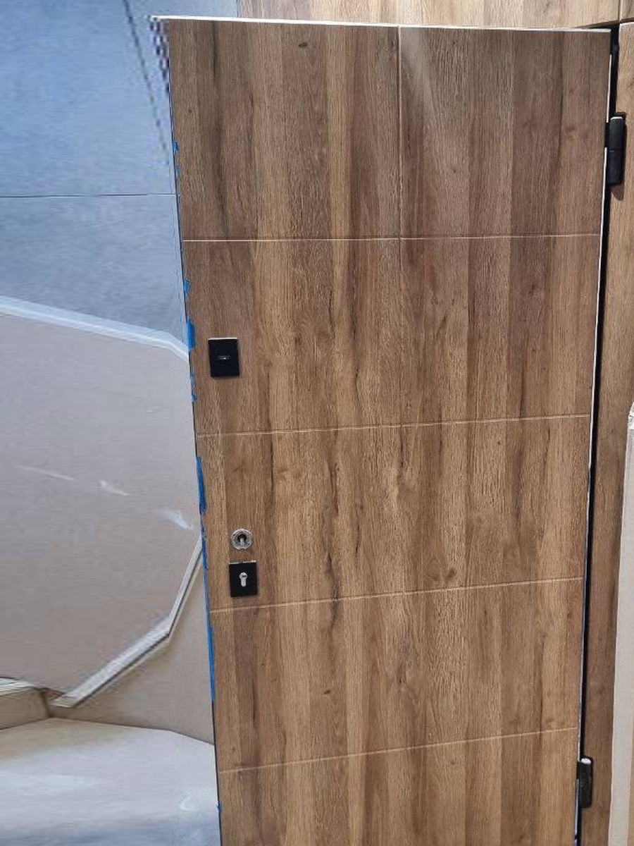 Puerta símil roble antes de instalar la cerradura inteligente