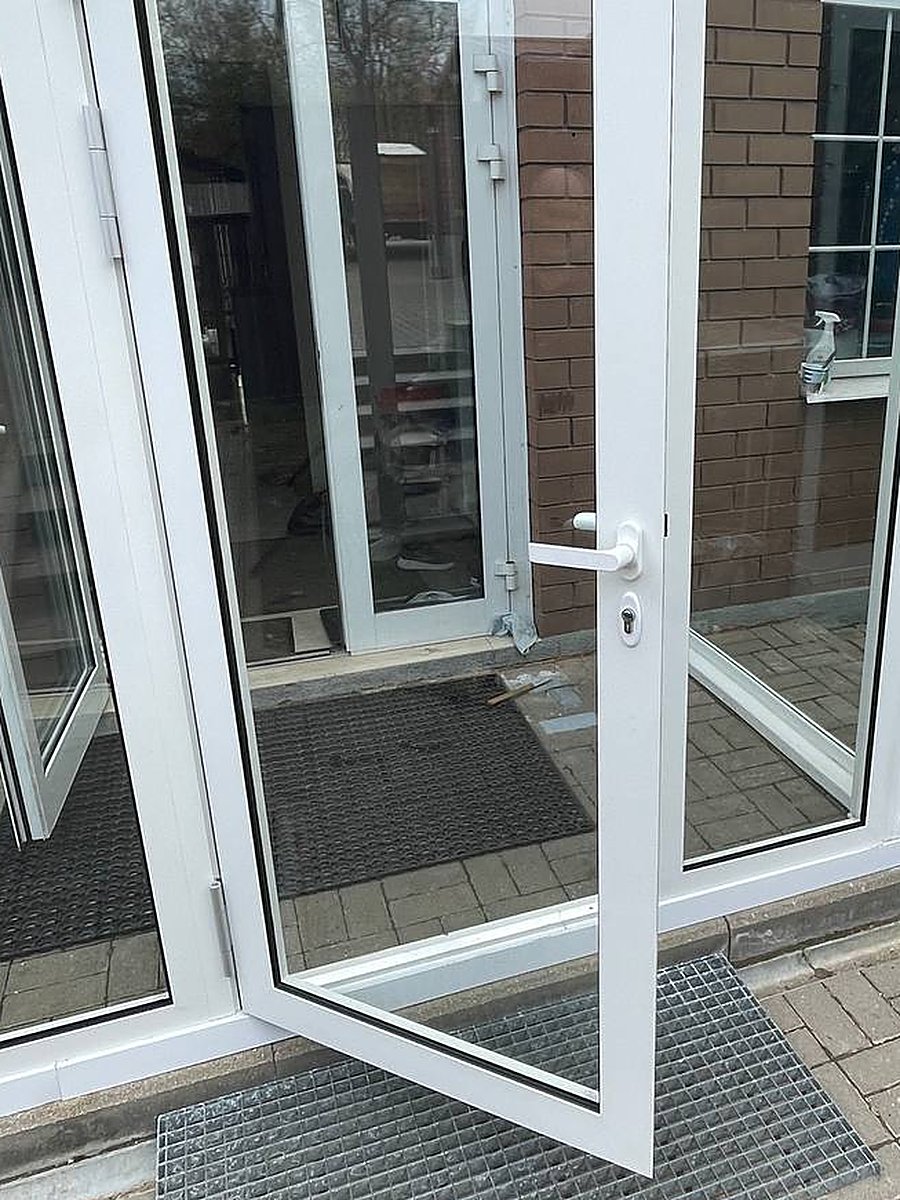 Puerta de vidrio sin cerradura inteligente