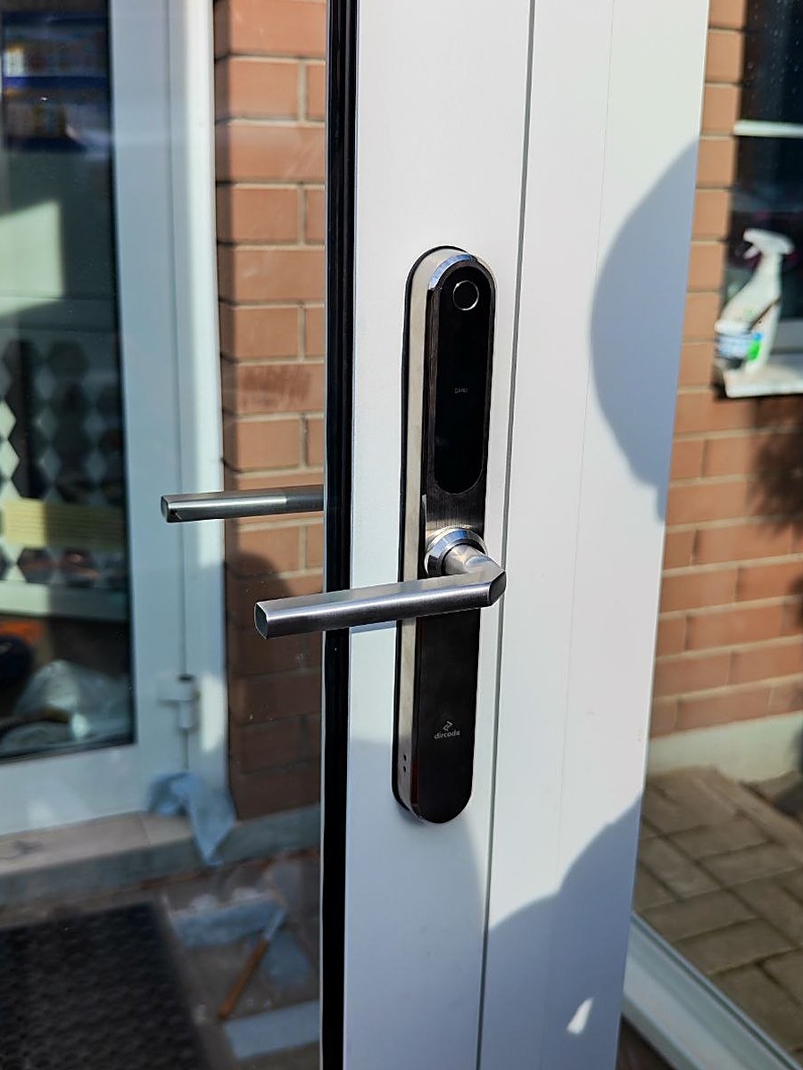 Puerta de vidrio con cerradura inteligente
