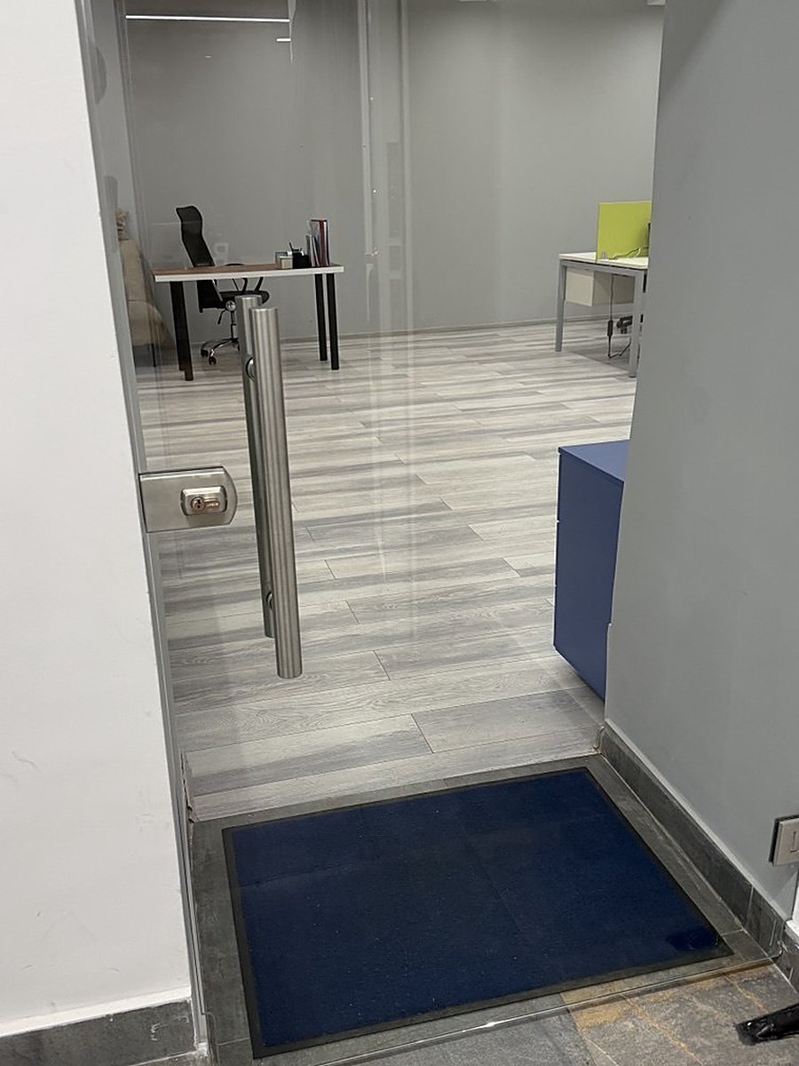 Puerta de oficina sin cerradura inteligente