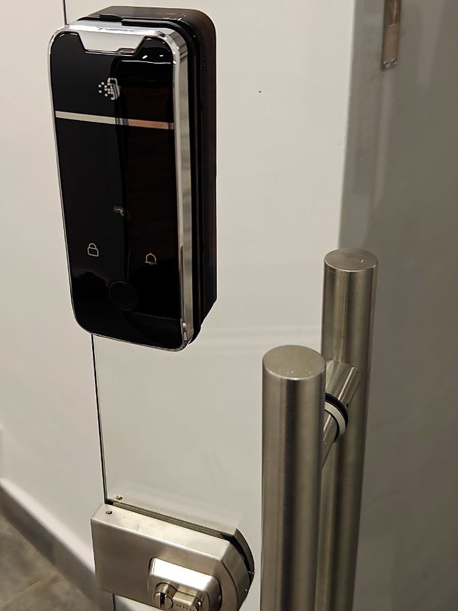 Puerta de oficina con cerradura inteligente